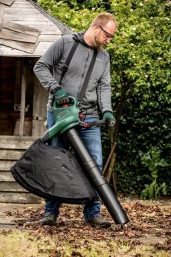 Bosch UniversalGardenTidy 3000 Bladblazer - Op Snoer - 3000 W 23 Bosch UniversalGardenTidy 3000 Bladblazer - Op Snoer - 3000 W -Gardena Winkel 800x1200 7