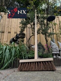 Synx Tools Stadsbezem 30 Cm - Bezem - Buitenveger - Veger - Steel 150 Cm - Harde Natuurvezels - Straatbezem - Bezems - Buitenbezem - Tuinbezem